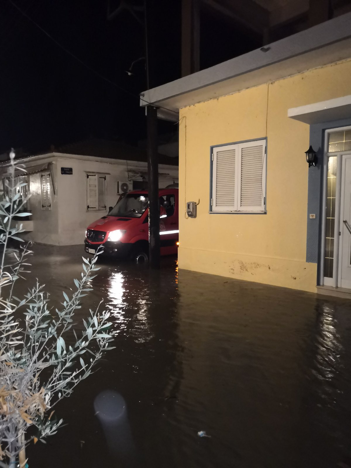 Πλημμύρισε το Αιτωλικό - Υπερχείλισε η λιμνοθάλασσα 