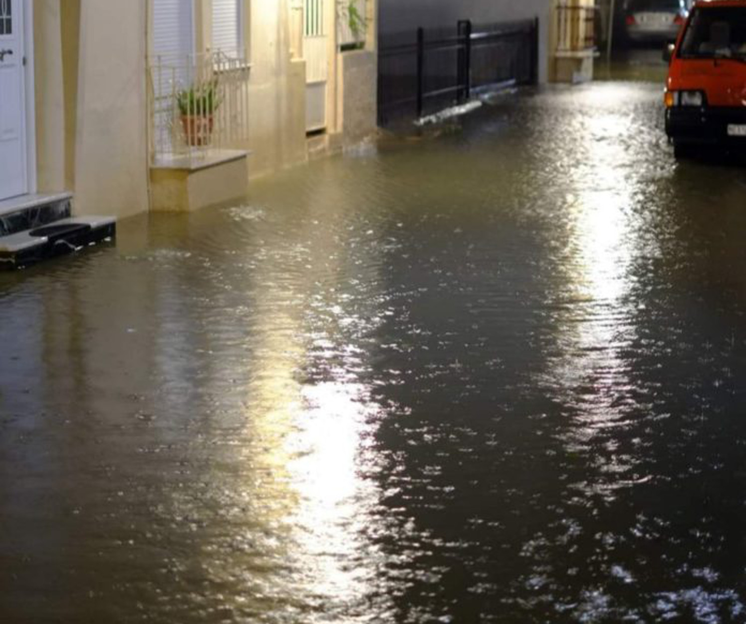 Πλημμύρισε το Αιτωλικό - Υπερχείλισε η λιμνοθάλασσα 