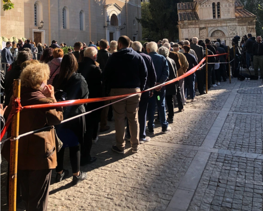 Σε λαϊκό προσκύνημα εκτίθεται η σορός της Φώφης Γεννήματα από τις 10 το πρωί και ήδη πλήθος κόσμου έχει αρχίσει να φτάνει στη Μητρόπολη.