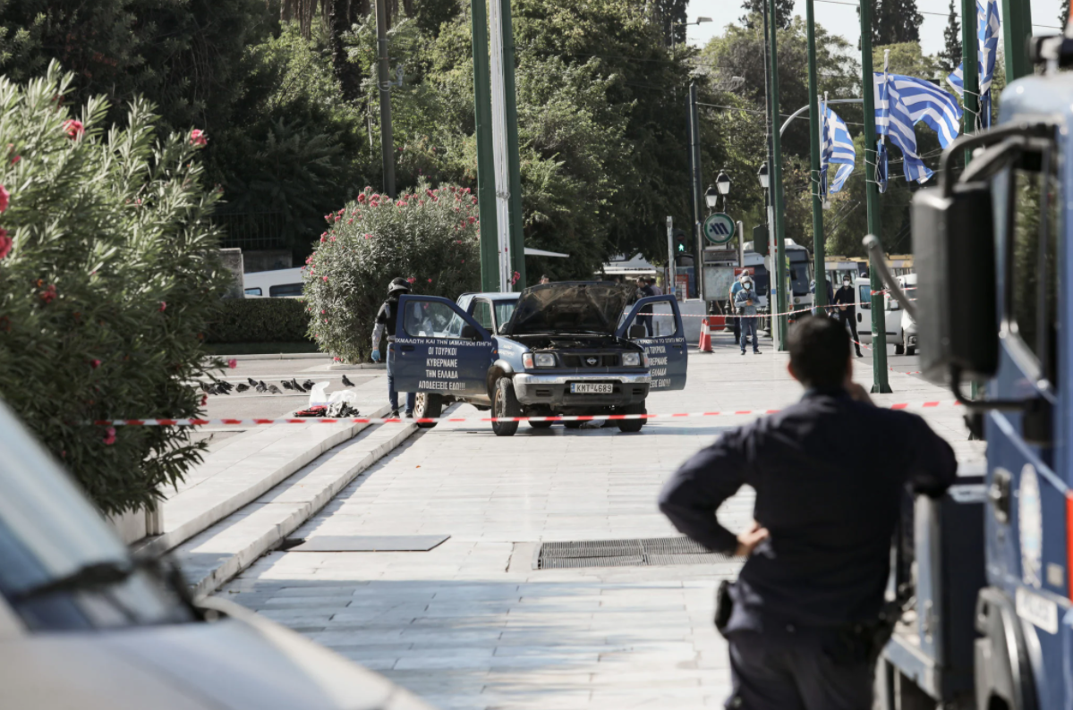 Βουλή: Άνδρας έφτασε με αγροτικό στο μνημείο του Αγνώστου Στρατιώτη και απειλούσε να ανατιναχθεί