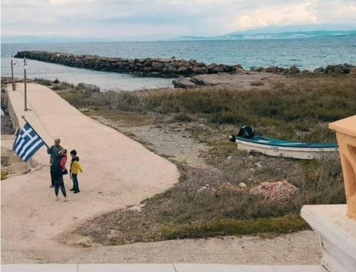 28η Οκτωβρίου: Συγκίνησε ο 9χρονος Τάσος που παρέλασε μόνος του στο Μαθράκι