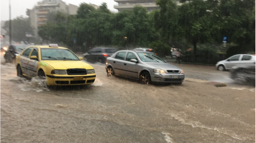 Ακόμα, πλημμύρισαν η Ιερά Οδός και η Πανόρμου από τις έντονες βροχοπτώσεις. 