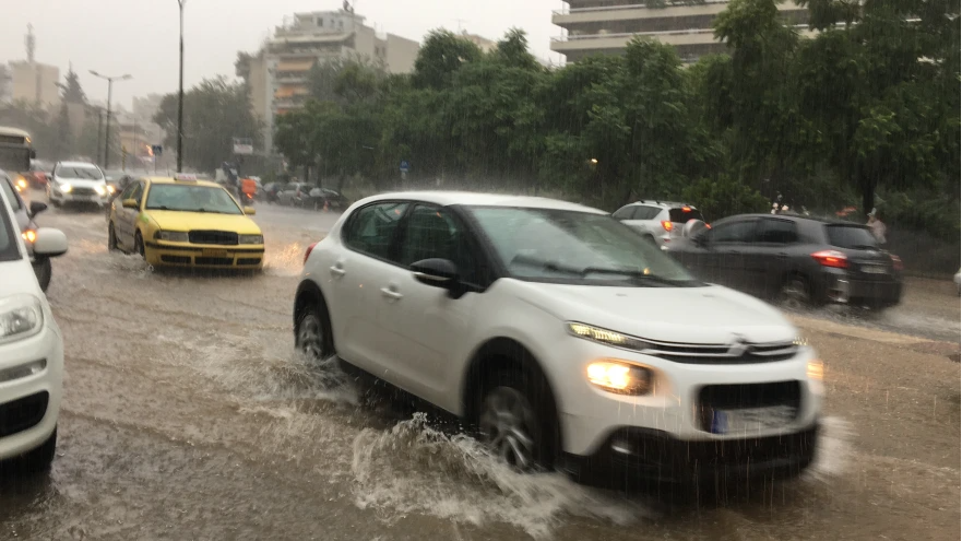 Ακόμα, πλημμύρισαν η Ιερά Οδός και η Πανόρμου από τις έντονες βροχοπτώσεις. 