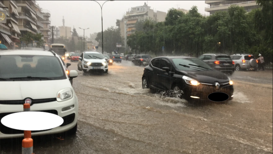 Ακόμα, πλημμύρισαν η Ιερά Οδός και η Πανόρμου από τις έντονες βροχοπτώσεις. 