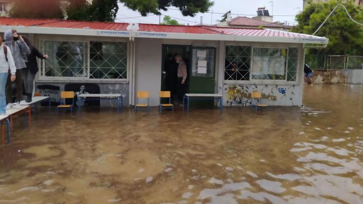 Πλημμύρισε σχολείο στη Νέα Φιλαδέλφεια – Πάνω στα θρανία οι μαθητές