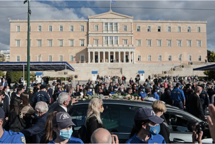 Σε κλίμα βαθιάς συγκίνησης, η οικογένεια, οι σύντροφοι, οι φίλοι και απλός κόσμος λένε σήμερα το «τελευταίο αντίο» στη Φώφη Γεννηματά.