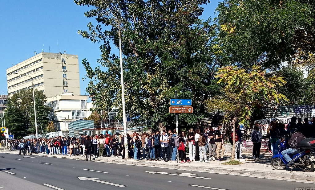 Απαράδεκτες και τριτοκοσμικές εικόνες έξω από τη φοιτητική λέσχη του ΑΠΘ