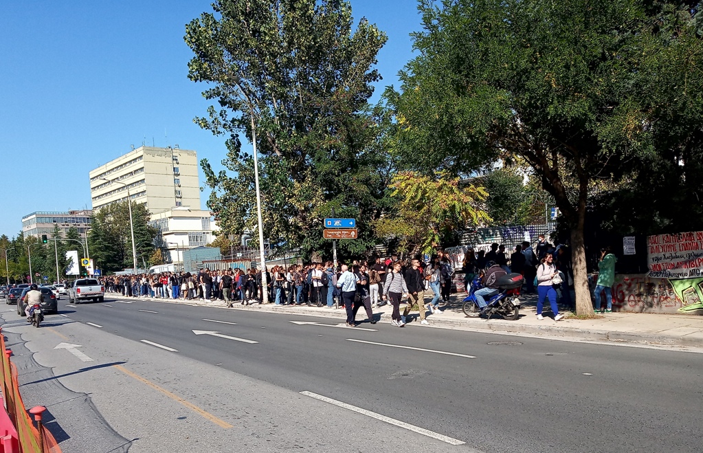 Απαράδεκτες και τριτοκοσμικές εικόνες έξω από τη φοιτητική λέσχη του ΑΠΘ