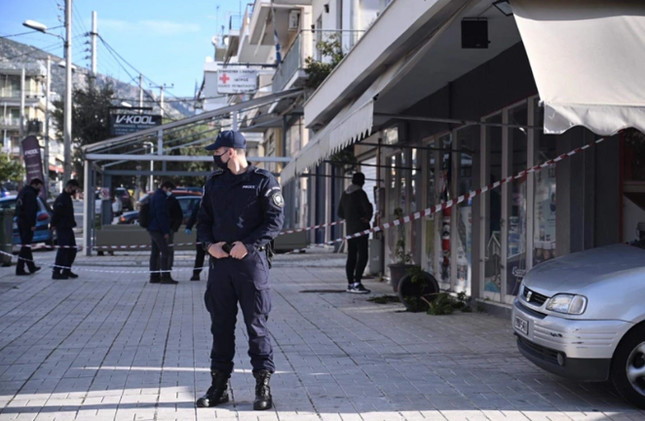  Ο 51χρονος περίμενε τον 66χρονο έξω από το χρωματοπωλείο, το οποίο ανήκε στη μητέρα του και εκεί εργαζόταν το θύμα. Αφού τον σκότωσε πήγε και παραδόθηκε στην υποδιεύθυνση ΝΑ Αττικής στη Γλυφάδα. 