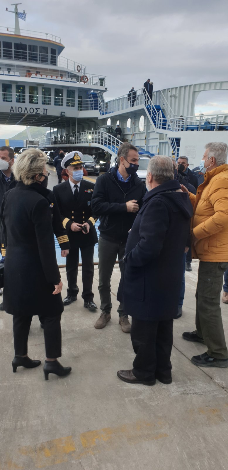 Τιμητική πλακέτα απένειμε ο Λιμενάρχης Αιδηψού Σωτήρης Δανίκας στον Κυριάκο Μητσοτάκη.