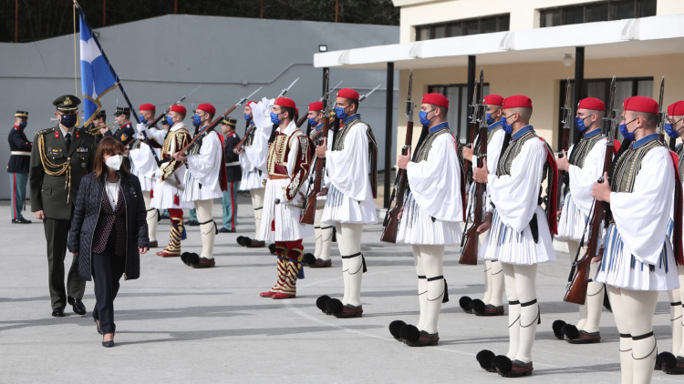 Tην Προεδρική Φρουρά επισκέφθηκε η Κατερίνα Σακελλαροπούλου