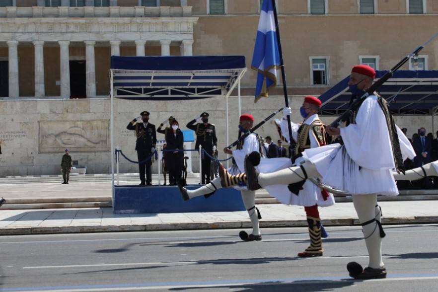 Μεγαλειώδης στρατιωτική παρέλαση με μεγάλη παρουσία κόσμου στην Αθήνα