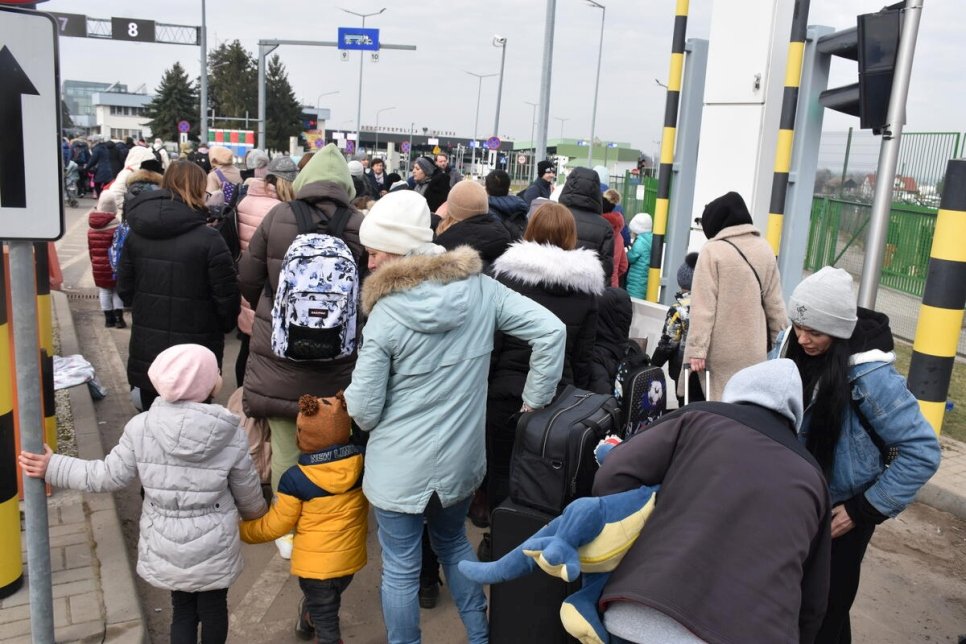 1 εκατ. πρόσφυγες εγκαταλείπουν την Ουκρανία (Photos) 