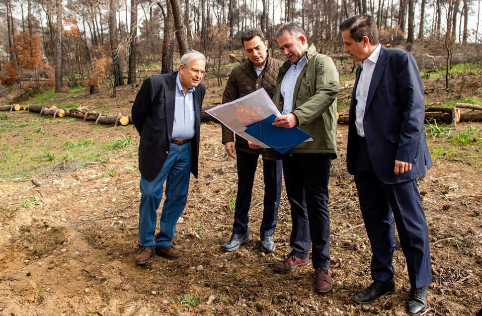 (Από αριστερά προς τα δεξιά) κ. Γιάννης Παπαθανασίου Πρόεδρος του Διοικητικού Συμβουλίου του Ομίλου ΕΛΛΗΝΙΚΑ ΠΕΤΡΕΛΑΙΑ, κ. Κώστας Σκρέκας Υπουργός Περιβάλλοντος και Ενέργειας, κ. Ευάγγελος Γκουντούφας Προϊστάμενος Γενικής Διεύθυνσης Δασών και Δασικού Περιβάλλοντος και κ. Κωνσταντίνος Αραβώσης Γενικός Γραμματέας Δασών