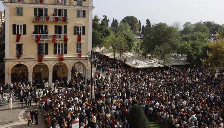 Κέρκυρα: Η θεαματική πρώτη Ανάσταση - Χιλιάδες κόσμου στο έθιμο των Μπότηδων