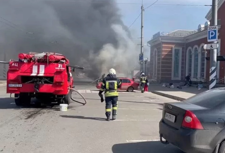 Ουκρανία: Οι Ρώσοι επιτέθηκαν σε πέντε σιδηροδρομικούς σταθμούς - Πληροφορίες για θύματα