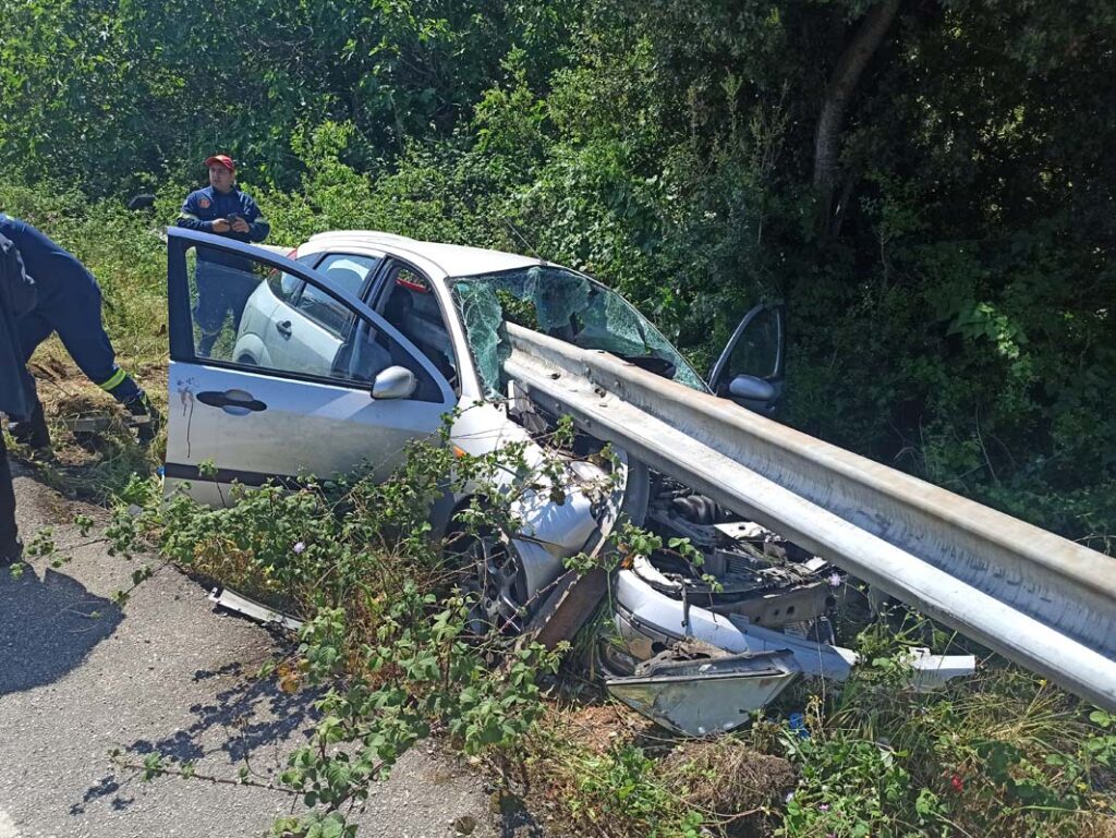 Σοκαριστικό τροχαίο στην Αμφιλοχία: Μπάρες διαπέρασαν το αυτοκίνητο – Σοκάρουν οι εικόνες