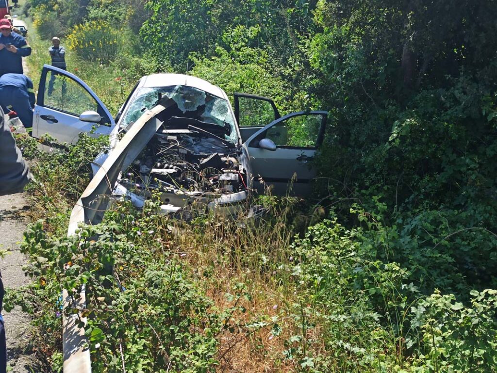 Σοκαριστικό τροχαίο στην Αμφιλοχία: Μπάρες διαπέρασαν το αυτοκίνητο – Σοκάρουν οι εικόνες