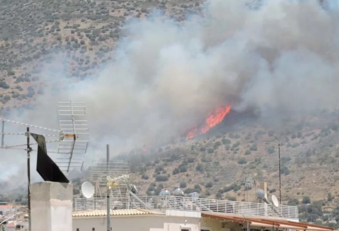 Φωτιά στην Άνω Γλυφάδα - Κοντά στα όρια με τον Υμηττό