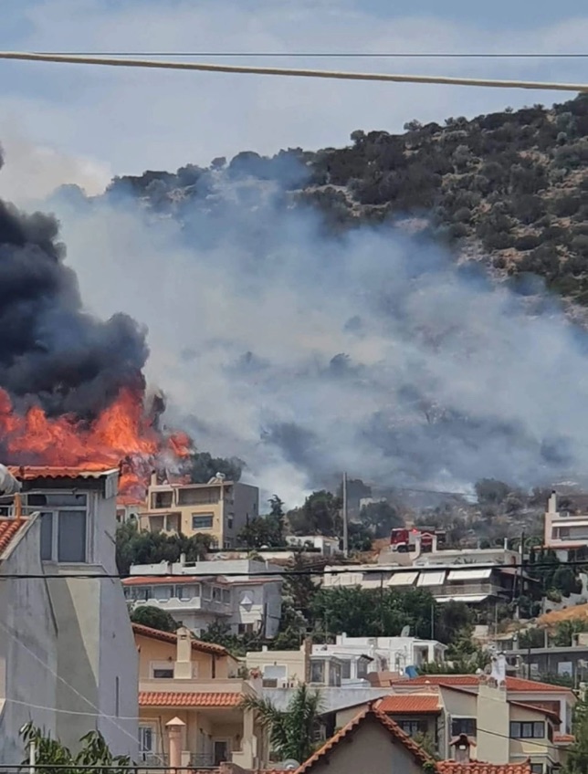 Φωτιά κοντά σε σπίτια στη Λούτσα