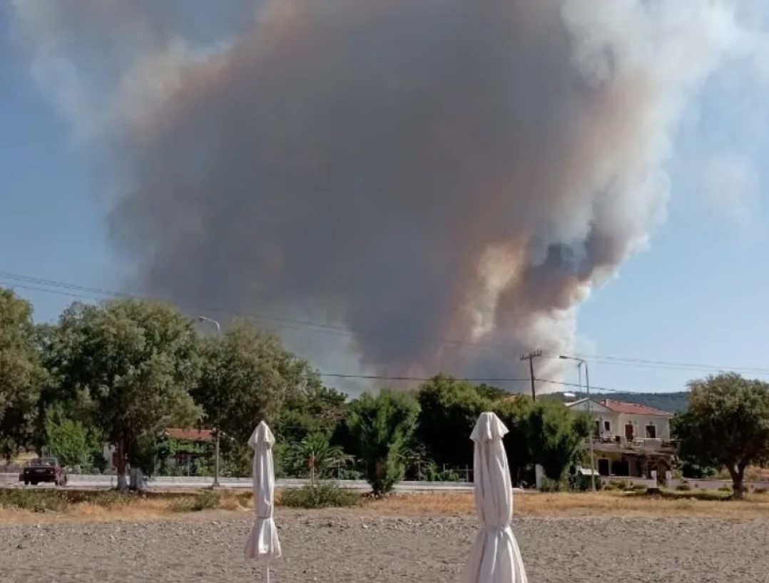 Λέσβος: Μεγάλη φωτιά στα Βατερά