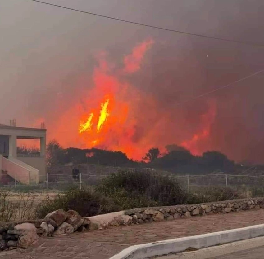 Ανεξέλεγκτη η φωτιά στη Λέσβο: Καίγονται σπίτια στα Βατερά