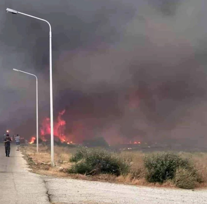 Ανεξέλεγκτη η φωτιά στη Λέσβο: Καίγονται σπίτια στα Βατερά