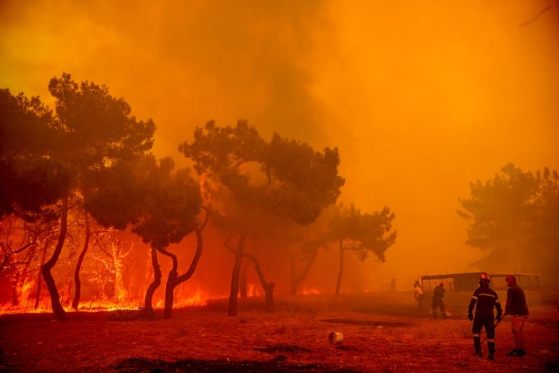 Ανεξέλεγκτη η φωτιά στη Λέσβο