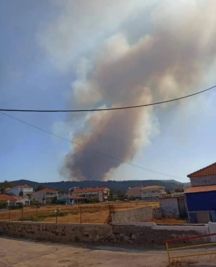 Λέσβος: Μεγάλη φωτιά στα Βατερά