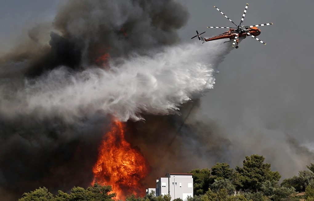 Πύρινη κόλαση στην Πεντέλη