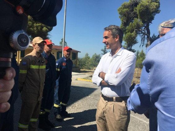 Αυτοψία Μητσοτάκη στις πληγείσες περιοχές της Πεντέλης