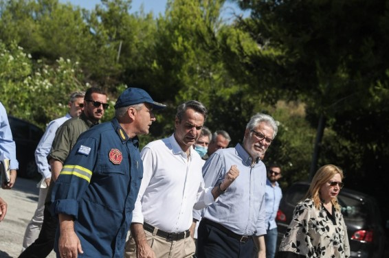 Αυτοψία Μητσοτάκη στις πληγείσες περιοχές της Πεντέλης