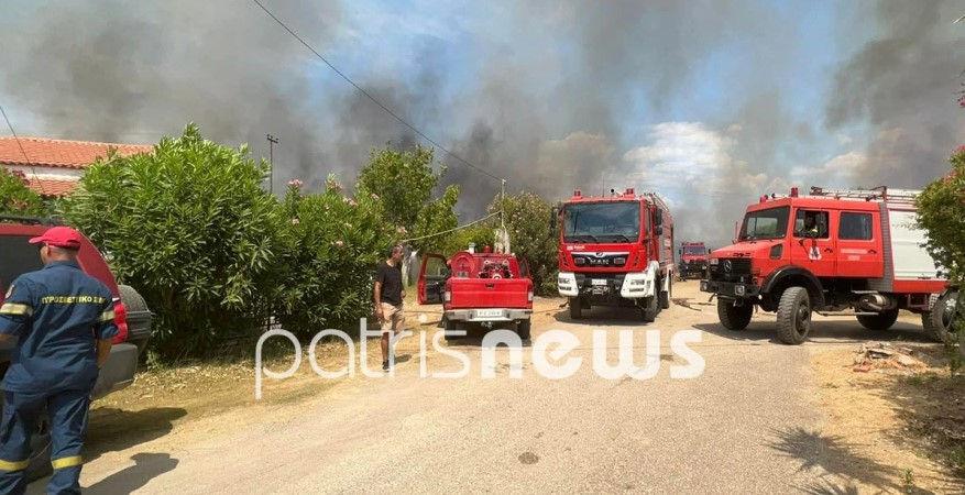 Πυρκαγιά στην Ηλεία: Κοντά στα σπίτια οι φλόγες