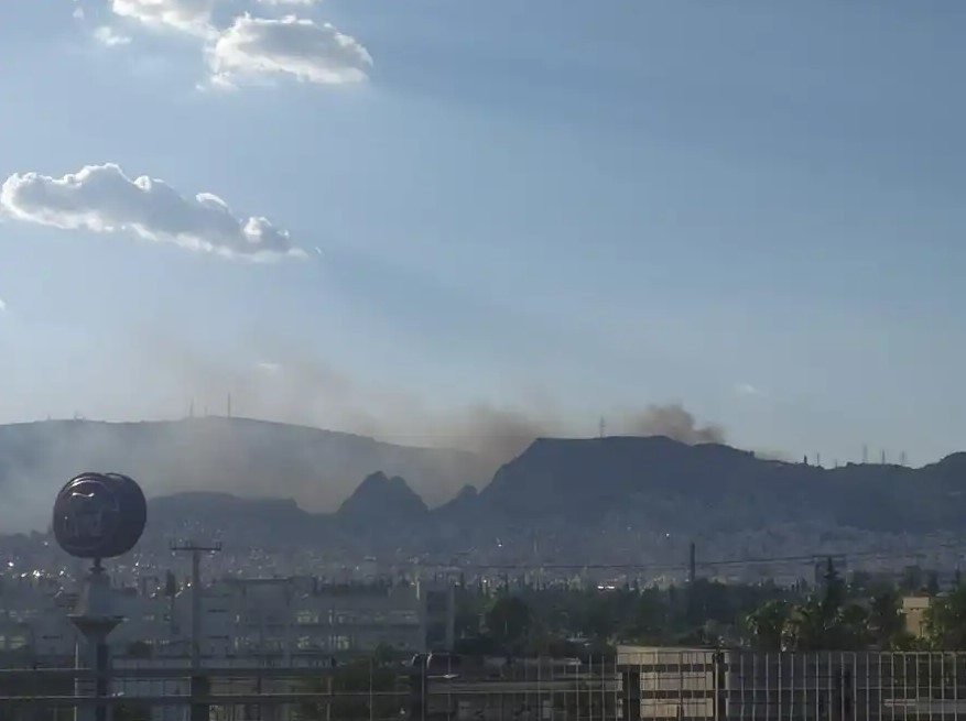 Φωτιά κοντά σε κατοικημένη περιοχή στον Κορυδαλλό