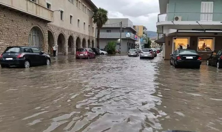 Ναύπλιο: Ποτάμια οι δρόμοι μετά από ξαφνική μπόρα