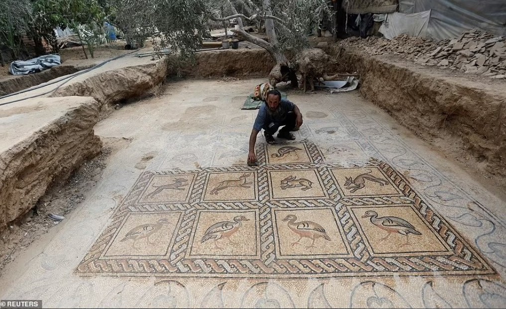 Aγρότης ανακάλυψε κατά λάθος βυζαντινό ψηφιδωτό του 5 αιώνα μ.Χ.