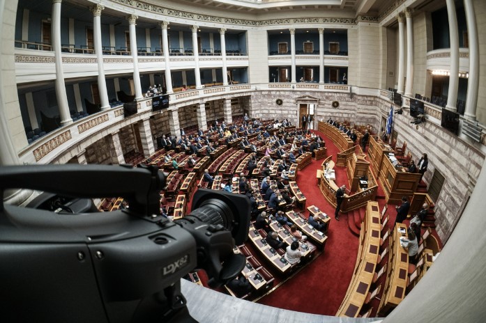 Βουλή: Αγιασμός με χαμόγελα και «πηγαδάκια» - Οι παρουσίες και οι απουσίες 