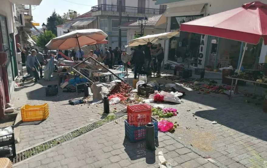 Πανικός στην Καλαμπάκα: Αγροτικό παρέσυρε και τραυμάτισε τρία άτομα σε λαϊκή αγορά