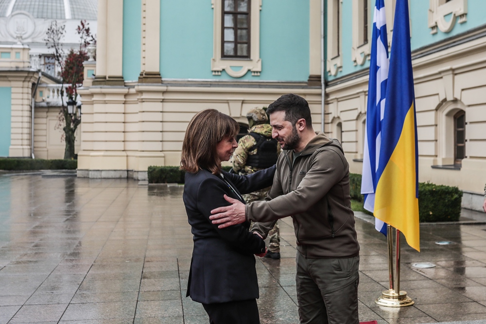 Σακελλαροπουλου σε Ζελένσκι: «Η ρωσική επίθεση στην Ουκρανία μας αφορά όλους» 