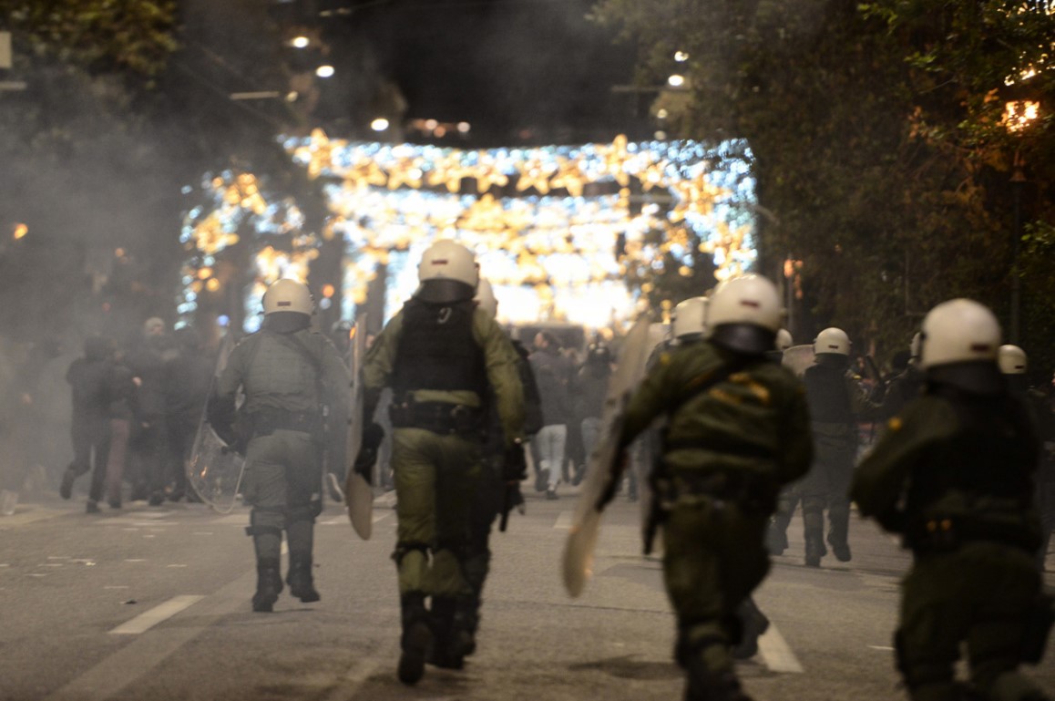 Πετροπόλεμος στο κέντρο της Αθήνας στην πορεία για τον θάνατο του 16χρονου Ρομά