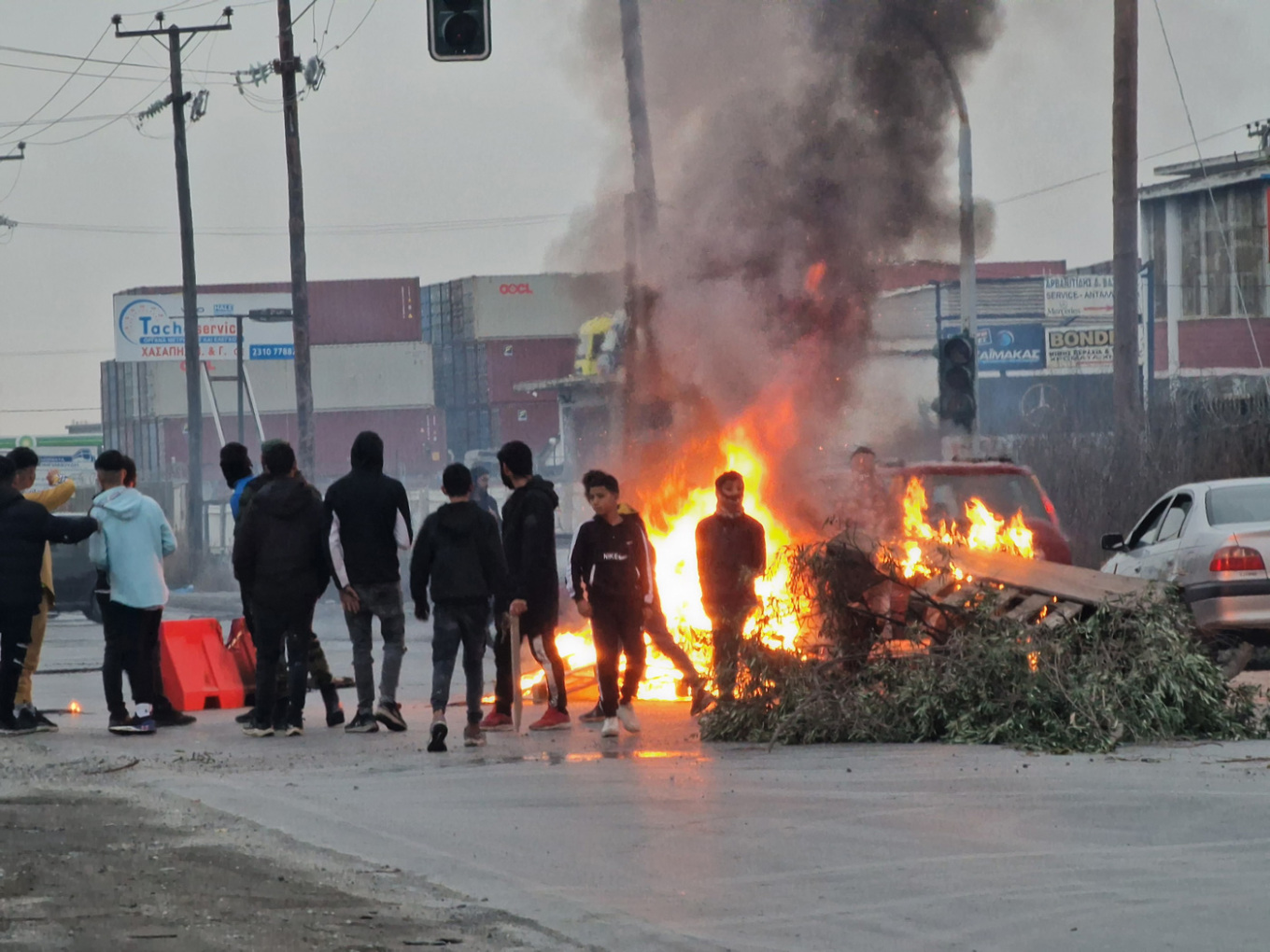 Θεσσαλονίκη: Ρομά ανάβουν φωτιές και στήνουν οδοφράγματα στον οικισμό της Αγίας Σοφίας