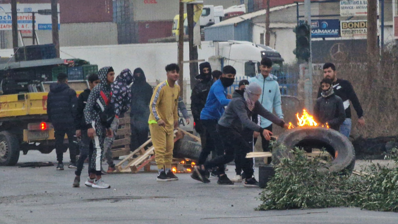 Θεσσαλονίκη: Ρομά ανάβουν φωτιές και στήνουν οδοφράγματα στον οικισμό της Αγίας Σοφίας