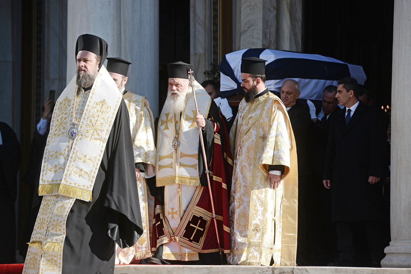 Η εξόδιος ακολουθία τελέστηκε από τον Αρχιεπίσκοπο Ιερώνυμο.