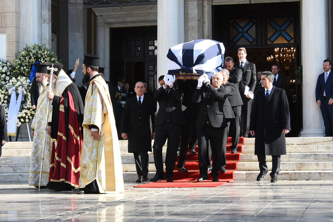 Η εξόδιος ακολουθία τελέστηκε από τον Αρχιεπίσκοπο Ιερώνυμο.