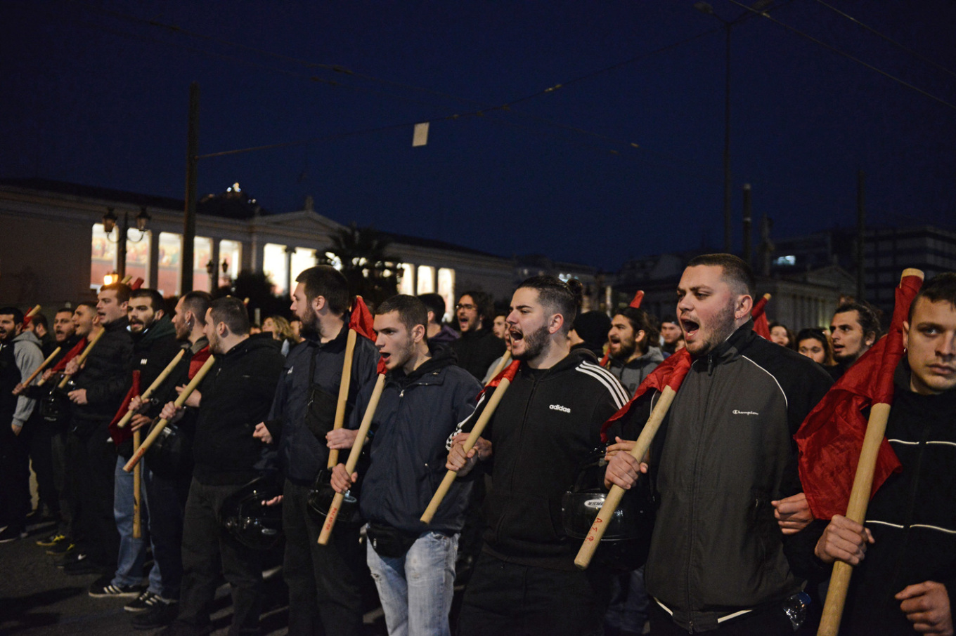 Επεισόδια στο Σύνταγμα μετά τη σιωπηρή διαμαρτυρία