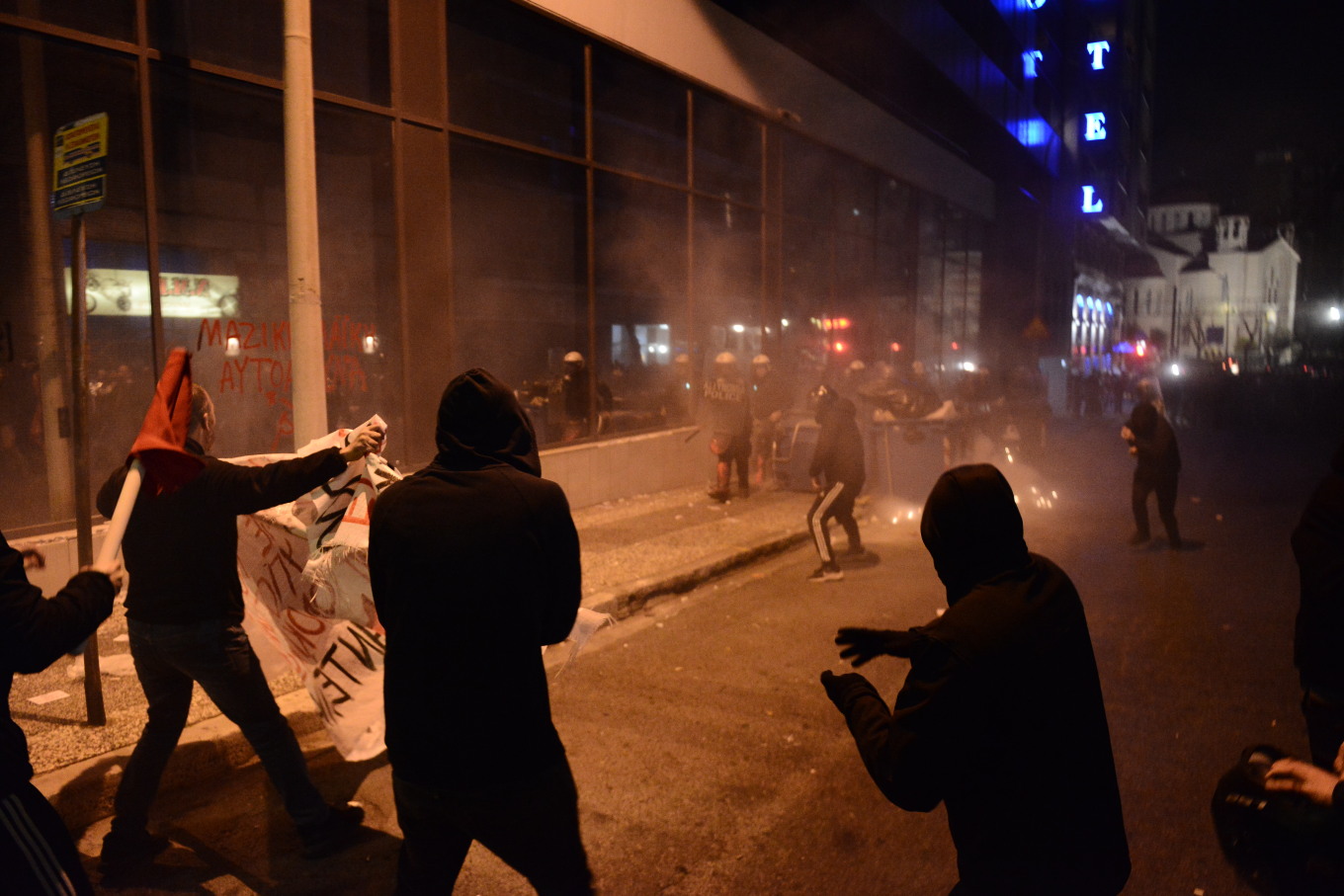 Επεισόδια στο Σύνταγμα και έξω από τα γραφεία της Hellenic Train