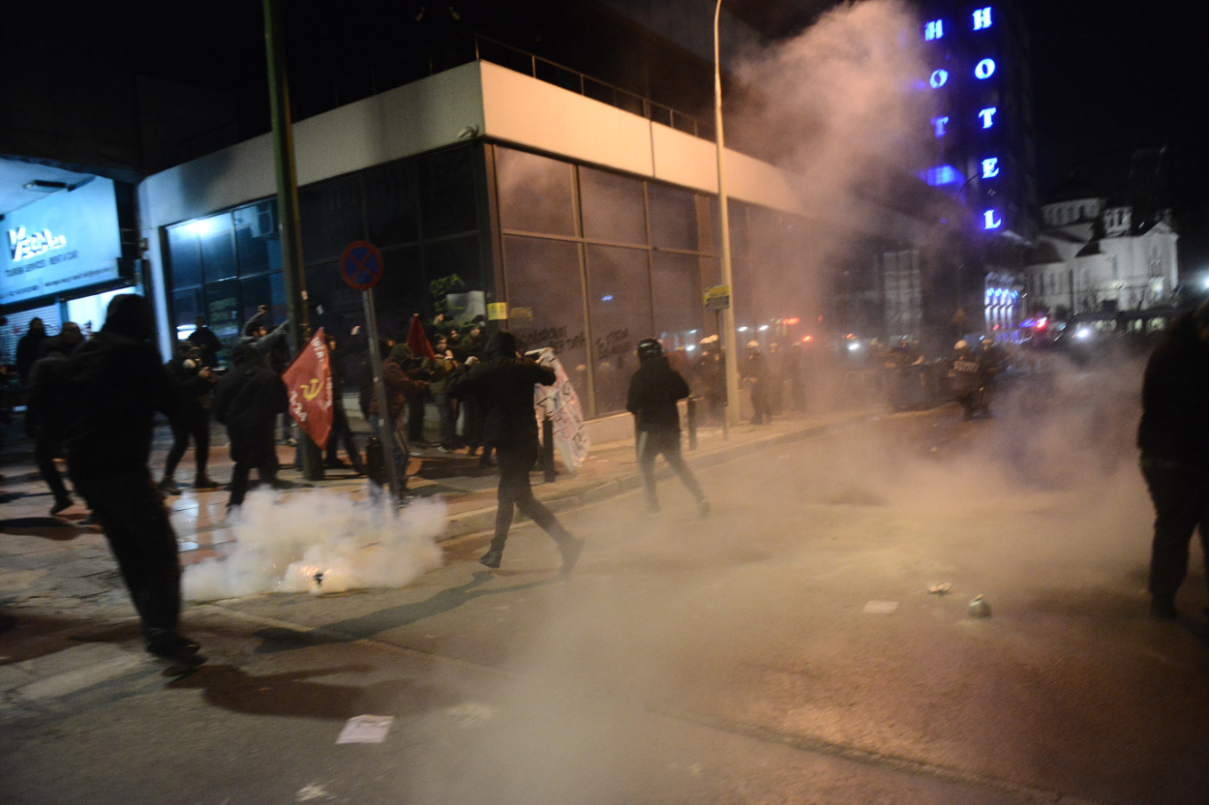 Επεισόδια στο Σύνταγμα και έξω από τα γραφεία της Hellenic Train