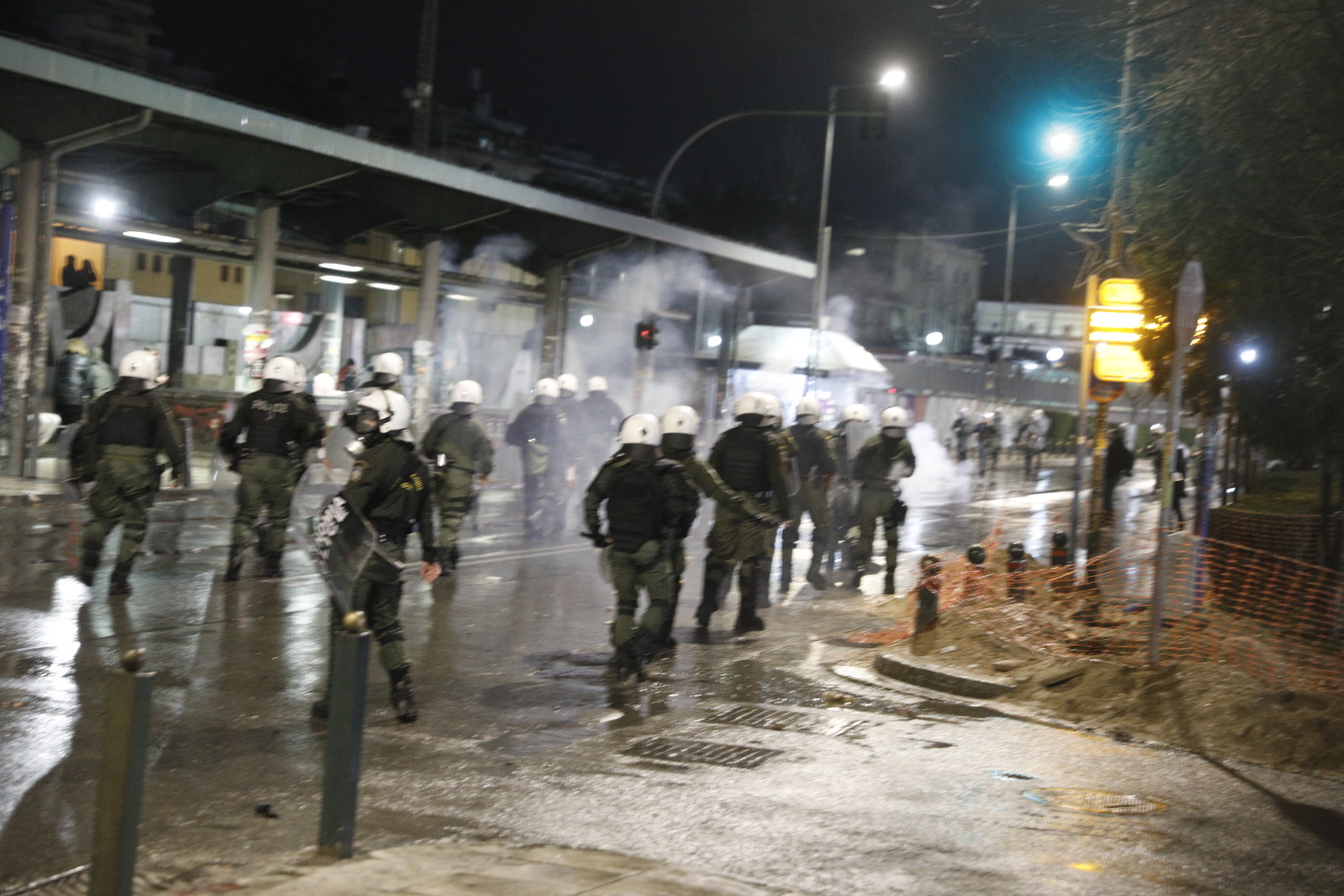 Επεισόδια σε Αθήνα και Θεσσαλονίκη στις πορείες για την τραγωδία στα Τέμπη 