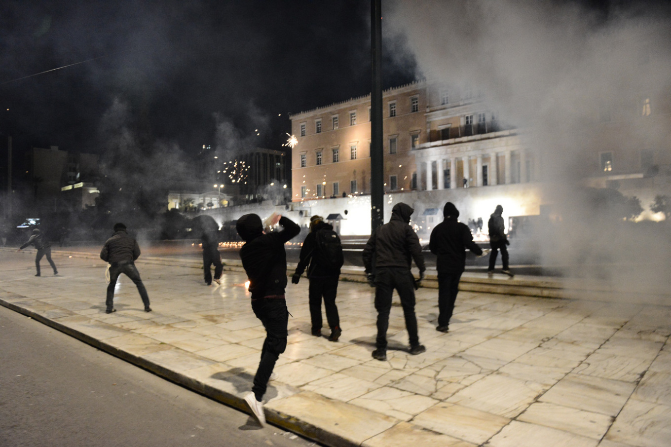 Επεισόδια στο Σύνταγμα μετά τη σιωπηρή διαμαρτυρία για την τραγωδία στα Τέμπη