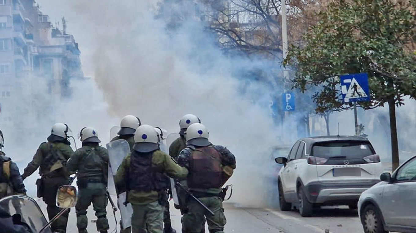 Σε αύξηση των επιτοκίων προχώρησε η Ευρωπαϊκή Κεντρική Τράπεζα, παρά τη χρηματοπιστωτική κρίση των τελευταίων ημερών. Η ΕΚΤ αύξησε ξανά τα επιτόκια, παρά τις τραπεζικές αναταράξεις και τις ανησυχίες για την Credit Suisse.  Συγκεκριμένα, οι κεντρικοί τραπεζίτες της Ευρωζώνης προχώρησαν σε παρέμβαση 50 μονάδων βάσης, αναθεωρώντας στο 3,5% το βασικό επιτόκιο (από 3% προηγουμένως), στο 3% το επιτόκιο καταθέσεων (από 2,5% προηγουμένως) και σε 3,75% το επιτόκιο οριακές χρηματοδότησης (από 3,25% προηγουμένως).  «Τ